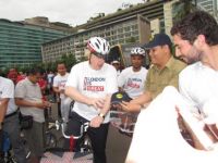 penyerahan_topi_cfd_ke_walikota_inggris