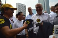 Pemberian_Plakat_dan_Topi_kepada_Menlu_Jerman